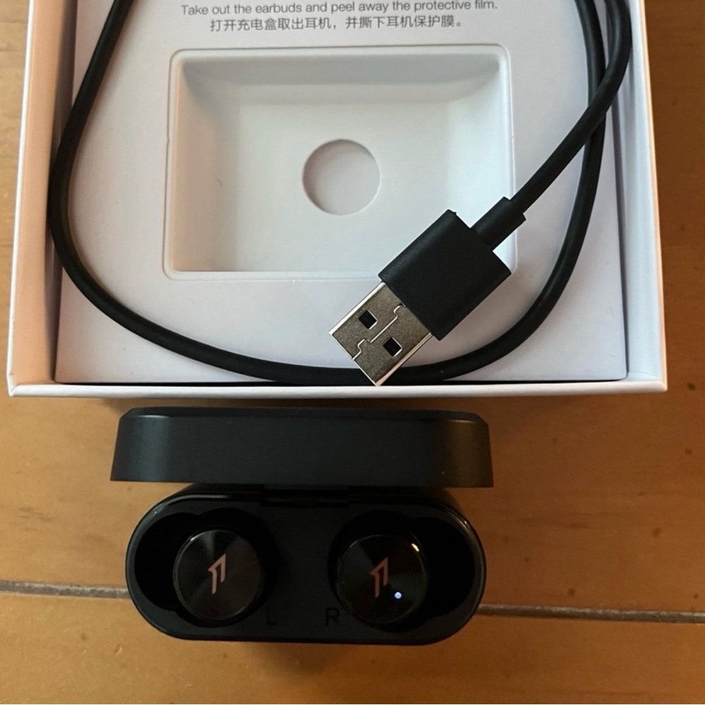 Wireless earbuds